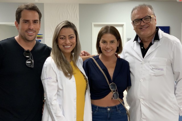 Deborah Secco não descuida do corpo nem mesmo durante as férias em Orlando