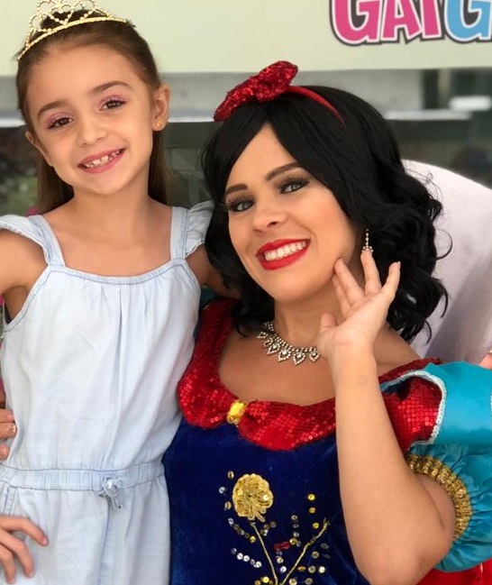 Duda Bortolami e Emanuelle Arruda têm dia de princesa em salão de beleza