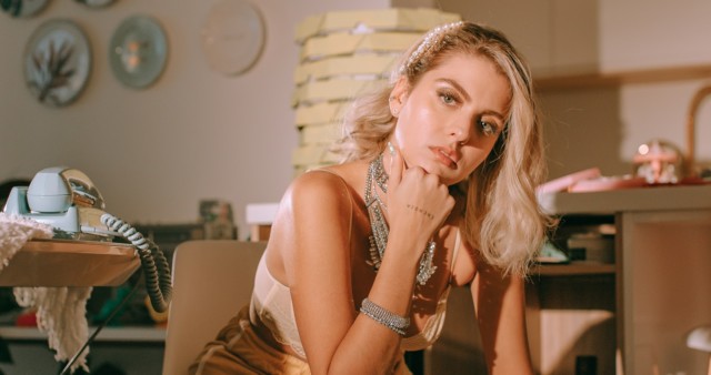 Clara Valverde se joga no pop com “A gente faz”