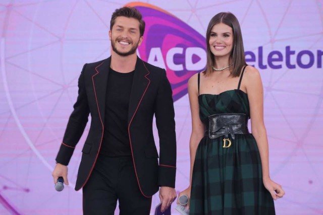 Camila Queiroz e Klebber Toledo dão beijo no palco do Teleton