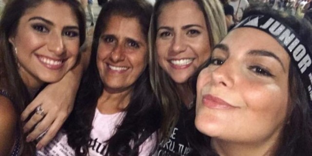 Giulliana Succine vibra com amigas durante última apresentação da turnê de Sandy e Junior