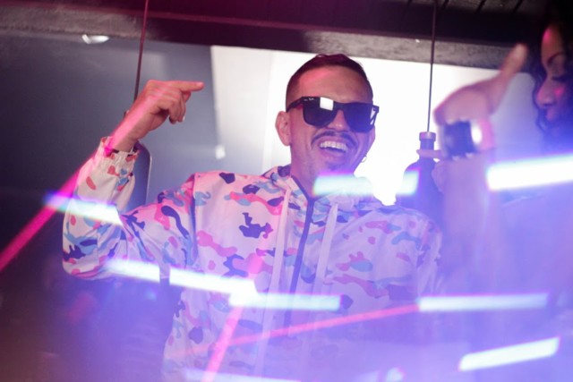 “Todo mundo louco na gaiola”, do DJ e produtor Rick Joe com MC Du Black, ganha clipe com superprodução