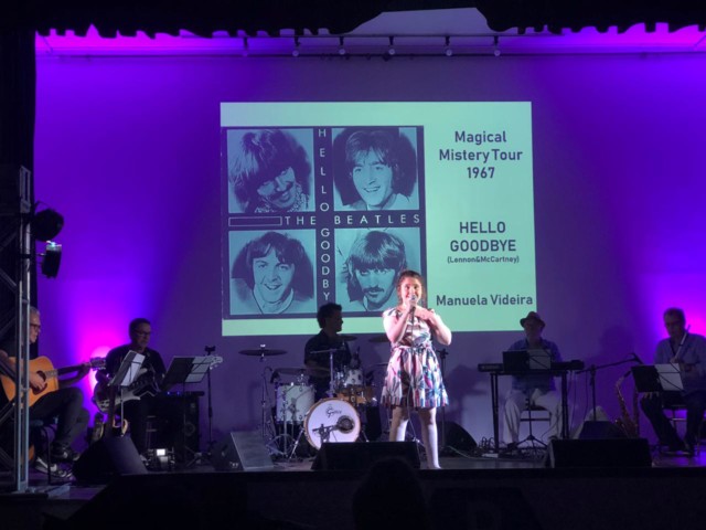 Manuela Videira faz homenagem aos Beatles em sua primeira apresentação musical