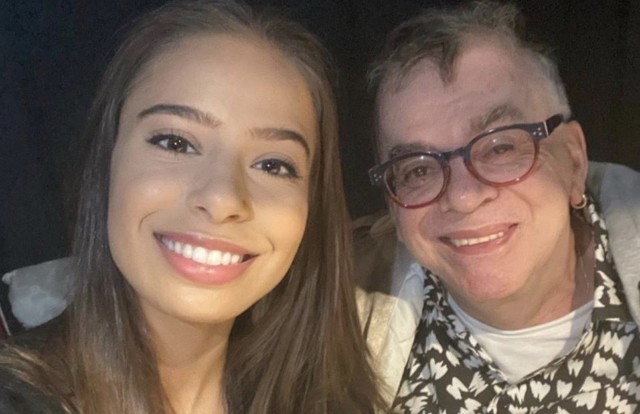 Emilia Pedersen ganha elogio de irmã de Angélica em foto com Walcyr Carrasco