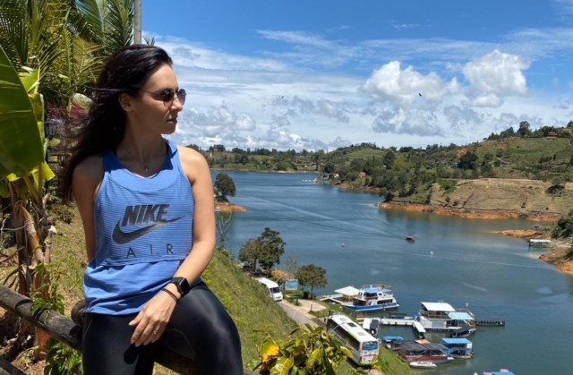 Digital influencer Barbara Figuccio visita Piedra del Peñol em Antioquia na Colombia