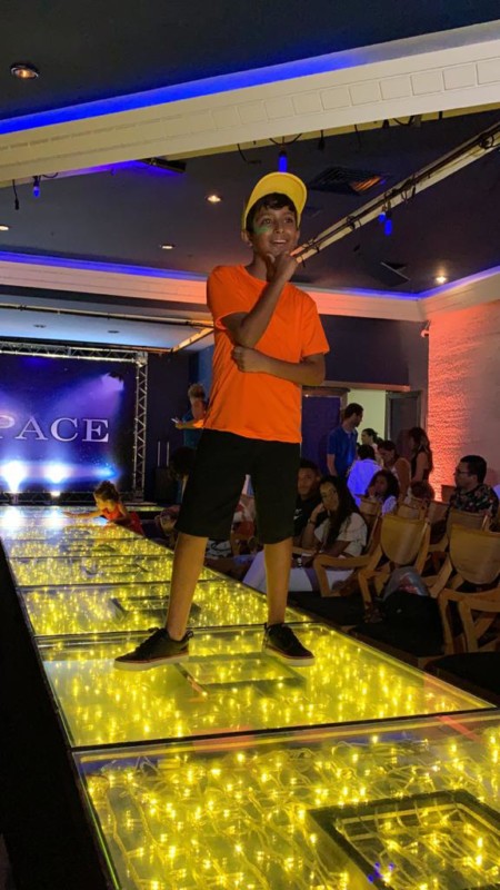 Ator e modelo, Arthur Asafe, desfila com o tema ‘Neon Fashion’