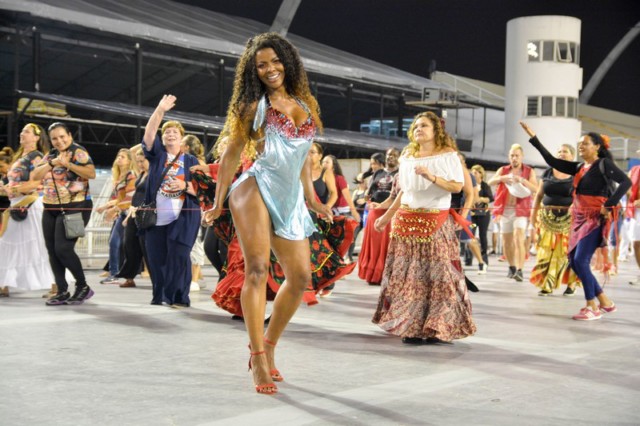 Rainha do Carnaval da Suécia estréia no Anhembi e mostra demais durante ensaio técnico