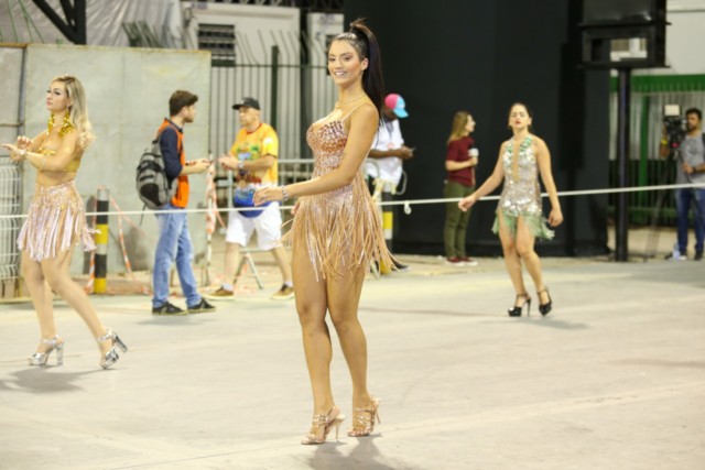 Musa da Colorado, Amanda Souza deixa os pernões à mostra em ensaio técnico