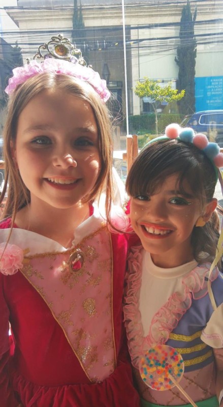 Isa Félix e Sophia Madeira se divertiram muito no bailinho de carnaval em São Paulo