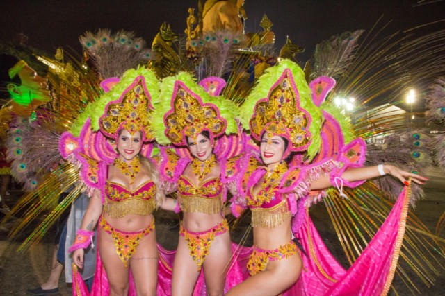 Beldades atraem olhares e esbanjam sensualidade no desfile da Pérola Negra