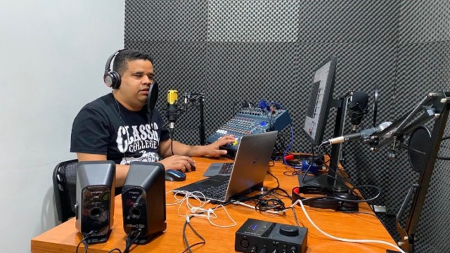 Locutor e Produtor Sandro Oliveira inaugura programa de rádio