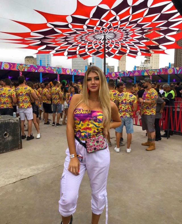 Paula Casimiro chama a atenção no Camarote Brahma e no Carnaval na Cidade