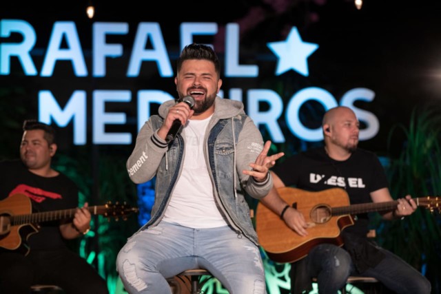 Sertanejo Rafael Medeiros prepara transmissão ao vivo do show da turnê “Só Moda Boa” no YouTube