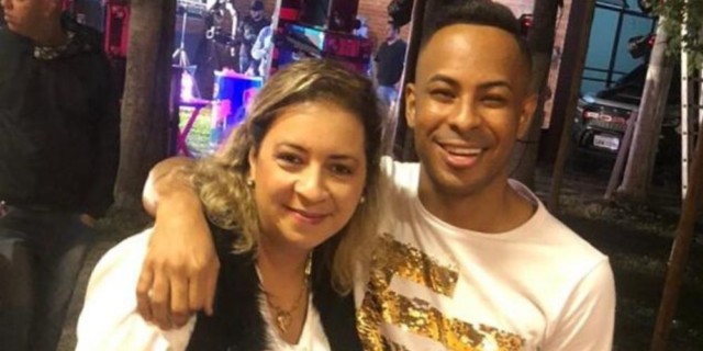 Xênia Dandrade acompanha live de Jean Oliver