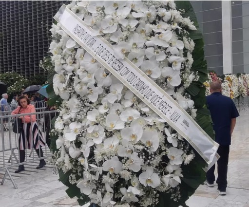 Coroa de flores como forma de homenagem em velório de famosos