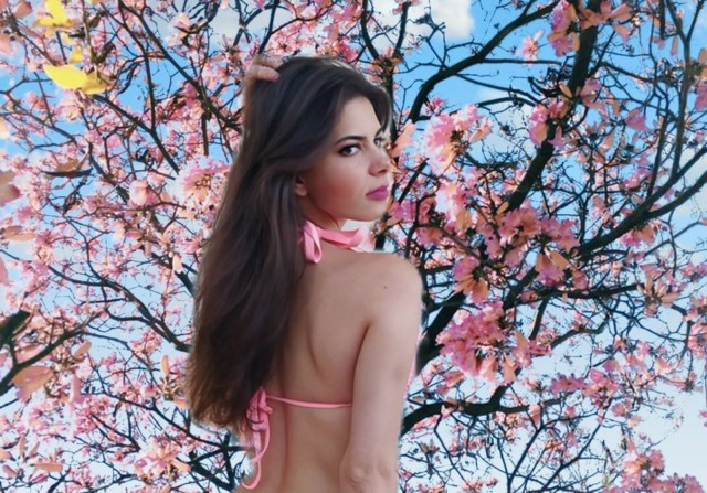 Influencer Jaqueline Santos viraliza na internet e agrada internautas