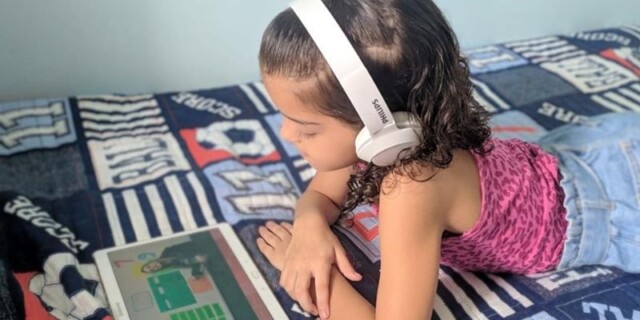 Mini digital influencer, Marininha Tavares, mostra sua rotina de estudos online