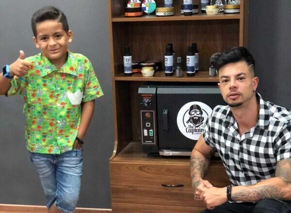 Miguel Moraes e Davi Martins tem dia de beleza em barbearia