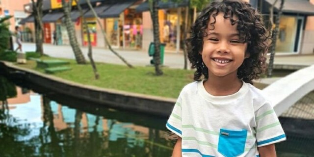 Modelo mirim, Matheus Assis, fotografa com os looks da ‘Trupe Esperta’ para site e redes sociais