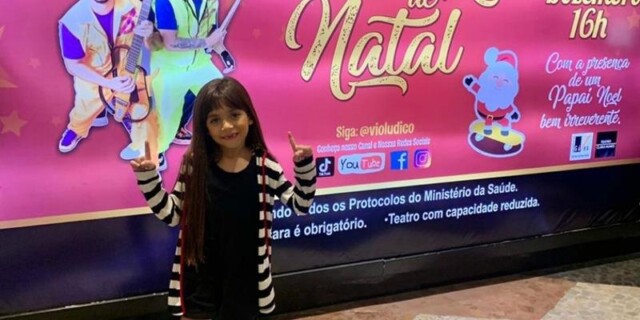 Modelo mirim, Sophia Braz, assiste a ‘Cantata Rock de Natal’, do Violúdico, no teatro Clara Nunes