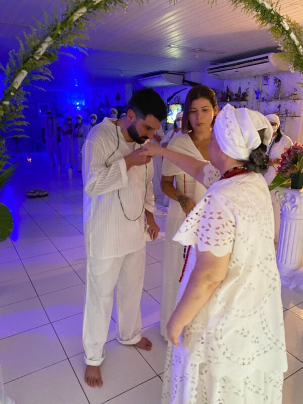 Cantora Kall Medrado recebe bençãos de casamento na Bahia