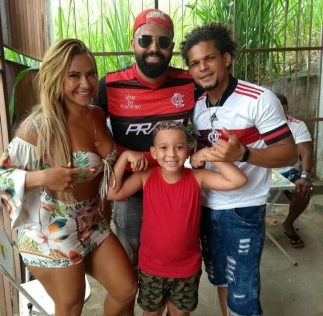 Digital Influencer Patrícia Barros e sósias do Flamengo distribuem presentes para crianças