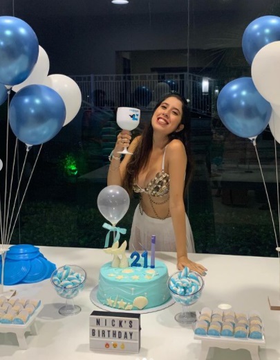 Nicolly Fraga comemora aniversário em casa cinematográfica