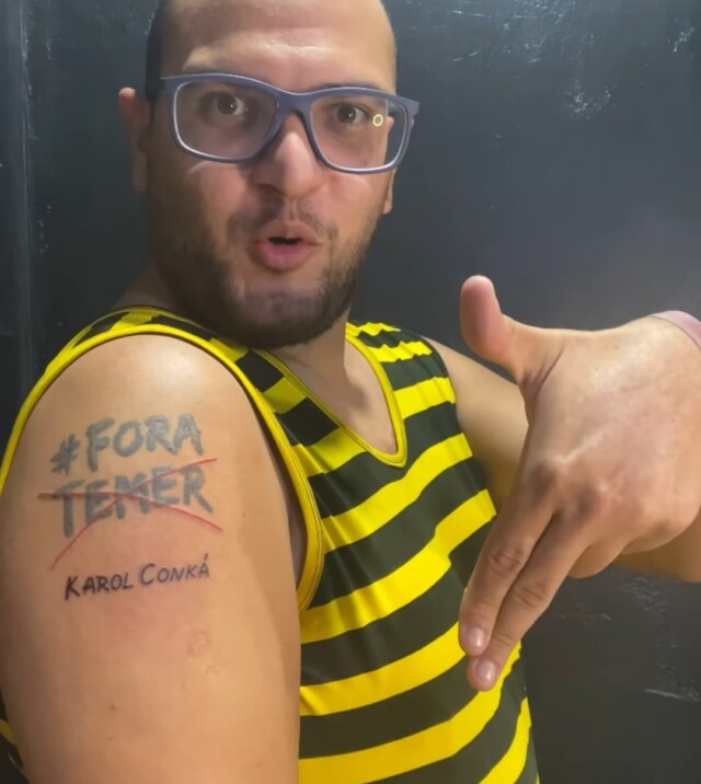 BBB 21: Humorista tatua ‘Fora Karol Conká’ no braço!