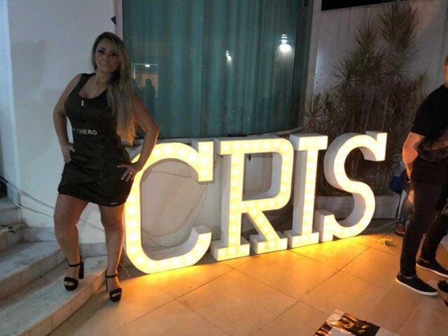 Cristiane Vanzan comemora aniversário com famosos no Rio