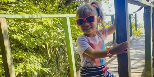 Modelo e atriz mirim, Maitê Page, visita a ‘Ilha de Paquetá’ com os pais pela primeira vez