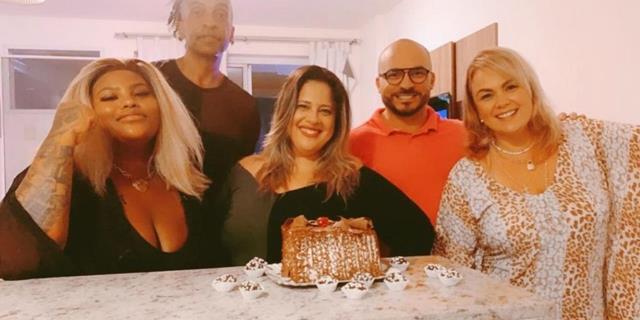 Taty Guimarães se emociona com tanto carinho em seu aniversário