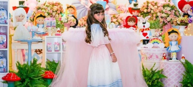 Sophia Braz compartilha momentos especiais de sua festa, ‘Alice no País das Maravilhas’, no canal no Youtube ‘Vem com a Sophia’