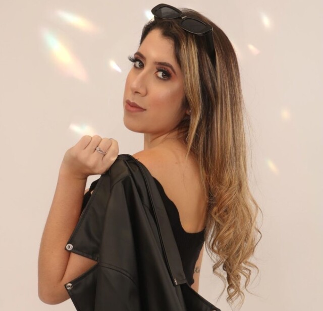 Nicolly Fraga adota pulseira cabala para sua coleção de acessórios essenciais