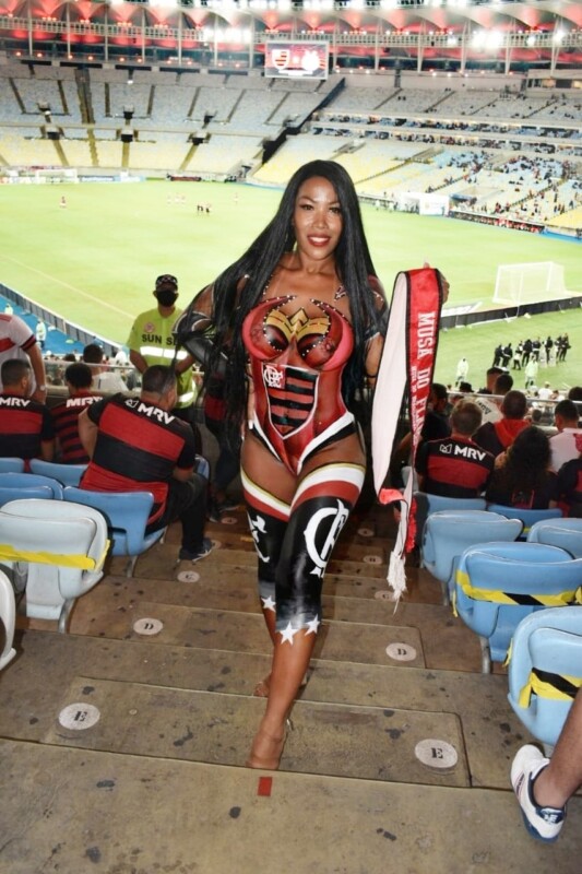 Musa do Flamengo, Rosangela de Jesus vai ao Maracanã pintada e arranca suspiros da torcida rubro-negra