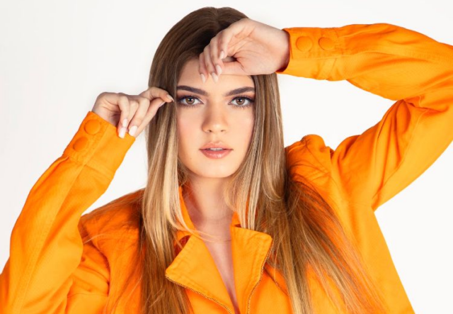 Influencer e cantora Gaby Bevilacqua comemora aniversário com o tema da Disney World