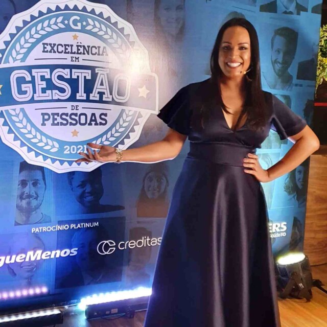 Lisa Gomes é a primeira transexual apresentar o ‘Prêmio Excelência em Gestão de Pessoas’ e faz discurso emocionante