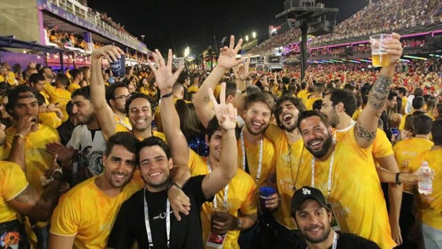 Camarote Fábula reúne famosos no segundo dia de carnaval