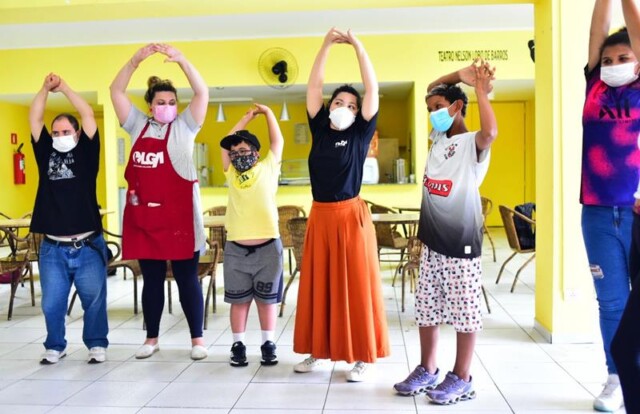 Coordenadora artística do projeto ‘Biografias em Cena’ fala sobre os ganhos gerados pelo ‘fazer teatral’ na vida de crianças e jovens de perfis diversos