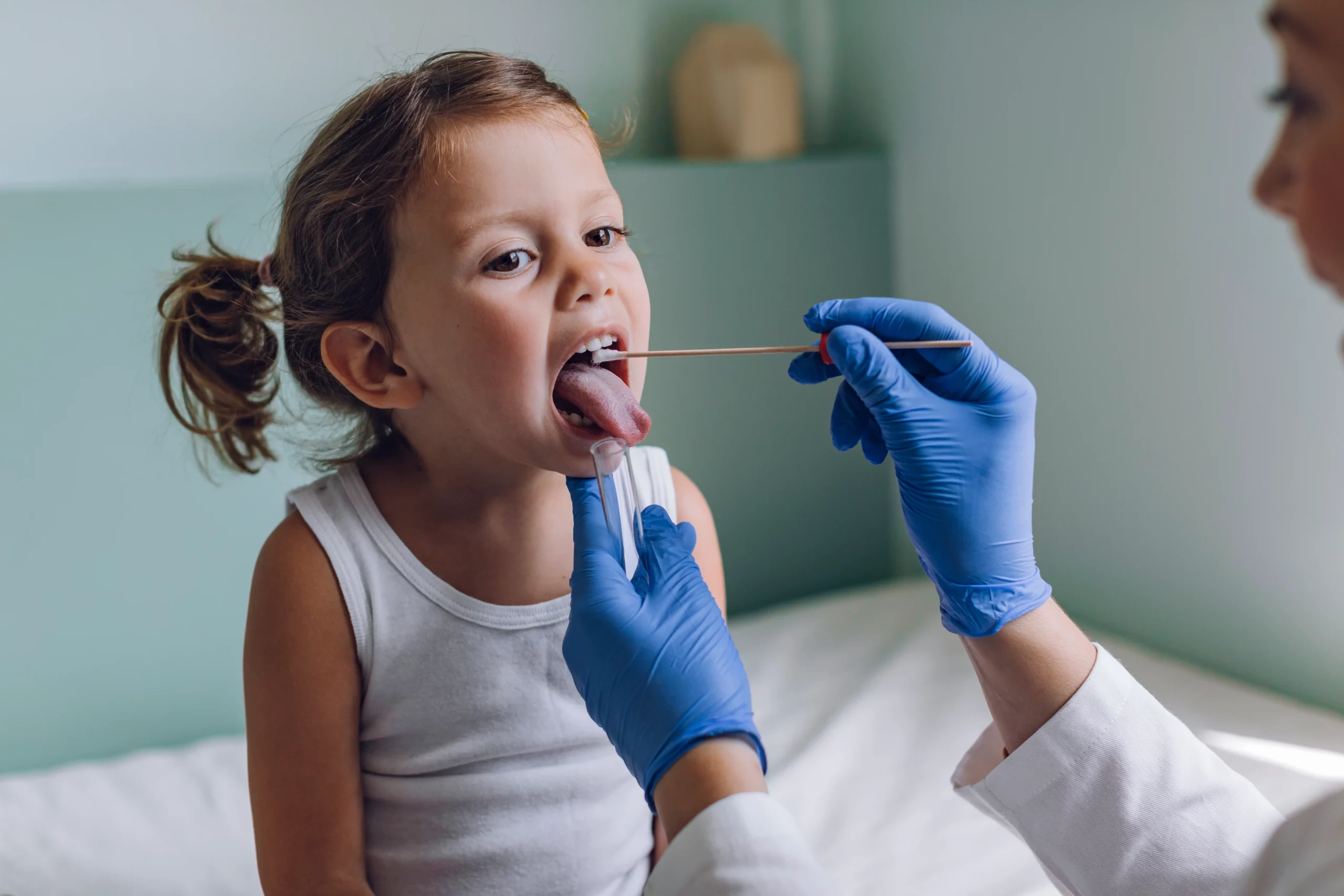 Aumento de casos de Covid-19 nas escolas: teste PCR saliva é o ideal para crianças