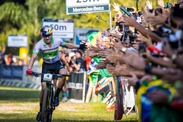 De sonho de infância a herói da Copa do Mundo: nova série mostra como Henrique Avancini revolucionou o ciclismo no Brasil