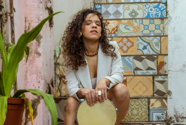 Talita Avelino reverencia o samba de raiz em seu novo álbum QUINTAL