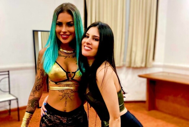 Tati Zaqui recebe cantora Manu Cabanas em seu camarim