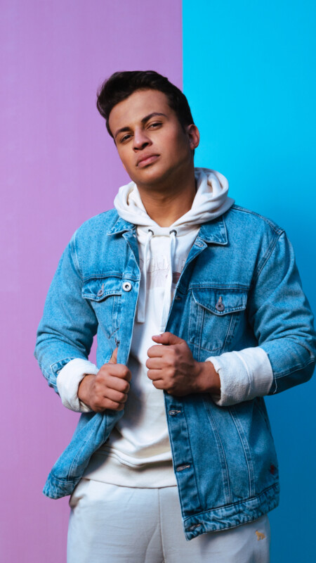 Felipe Sales: Jovem Cantor e Compositor de Sertanejo Ganha Destaque com Suas Músicas de Sucesso