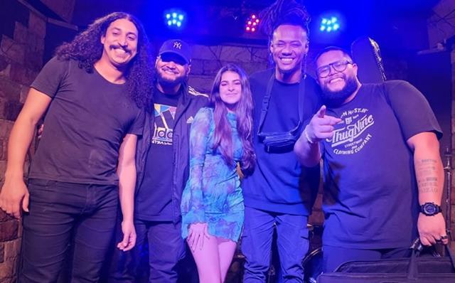 Juliah celebra aniversário e conquista público em show memorável no Espaço Áudio Rebel