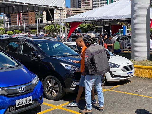 Taxa de juros volta a cair, chega a 12,75% e estimula compra de veículos seminovos