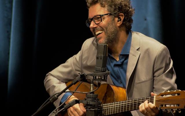 Duca Leindecker faz show em São Paulo nesta segunda-feira