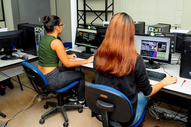 Alunos do curso de publicidade da Escola Técnica Estadual Adolpho Bloch aprendem na prática o passo a passo do planejamento de campanhas