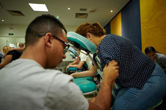 Laramara e Serenidade do Toque realizam o 22º curso de Quick Massage para pessoas com deficiência visual