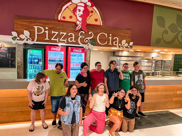 Inclusão com Sabor: Pizza e Cia recebe PCDS do Projeto Sorrindo RJ e Desfruta de Momentos Especiais