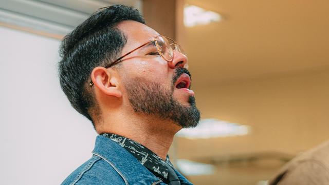 Cantor Anderson Godoy Celebra Sua Presença no Primeiro Culto da IPTM PORTUGAL